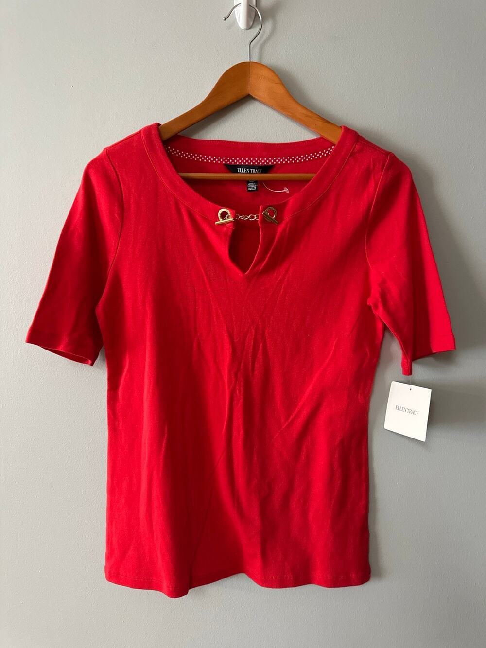 Ellen Tracy Red Keyhole Top Gold Hardware Short Sleeve Blouse Women’s Medium NWT